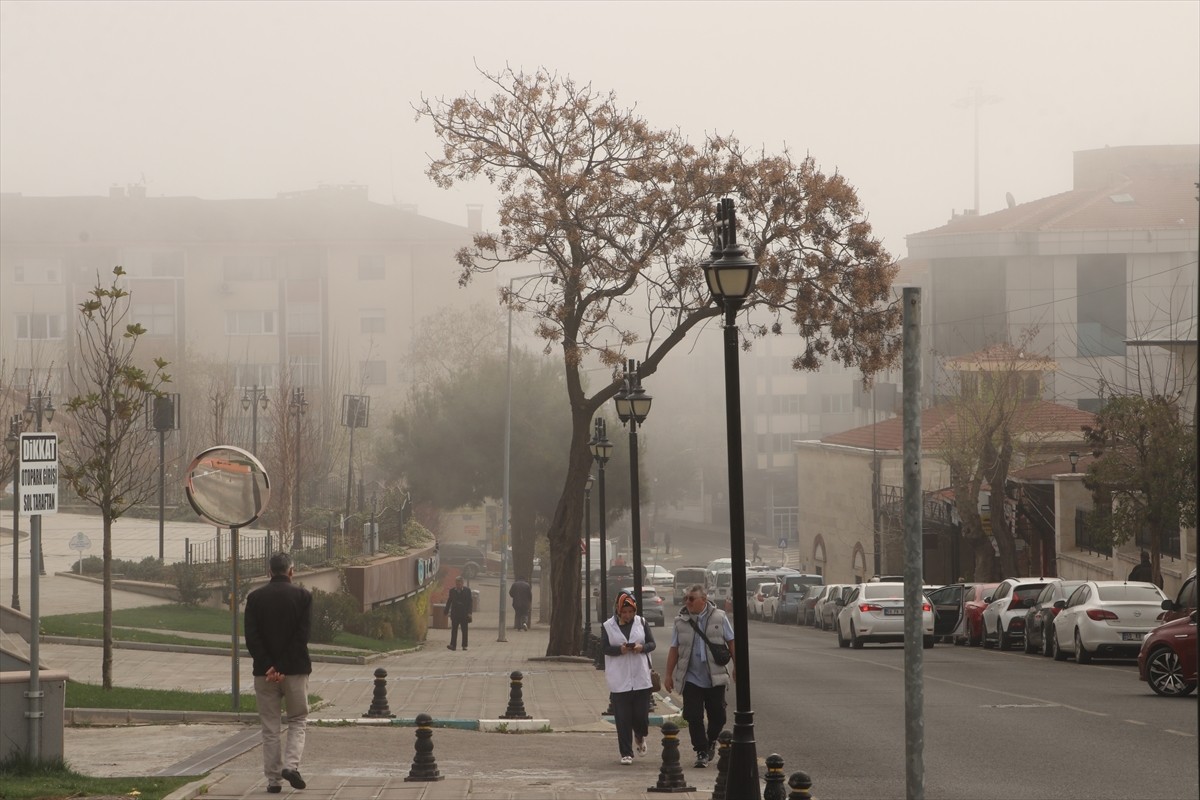 Tekirdağ'da yoğun sis nedeniyle görüş mesafesi yer yer 50 metreye kadar düştü.