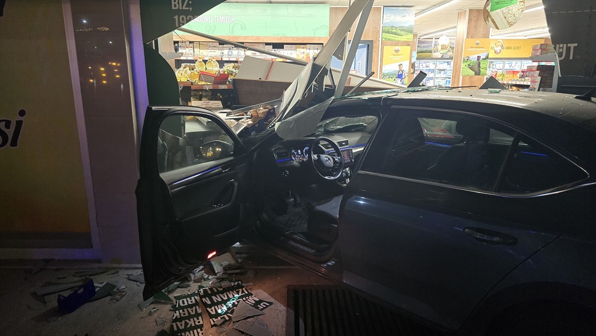 Tekirdağ'ın Çerkezköy ilçesinde alkollü sürücü, otomobiliyle önce yayalara ardından bir markete...