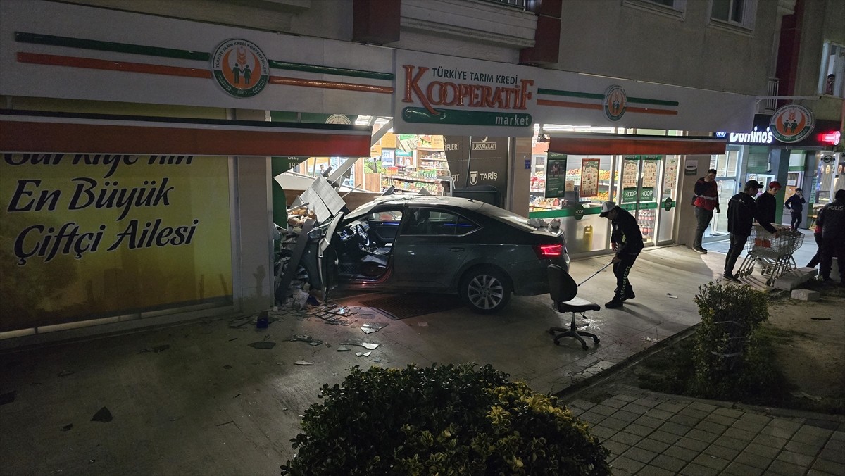 Tekirdağ'ın Çerkezköy ilçesinde alkollü sürücü, otomobiliyle önce yayalara ardından bir markete...