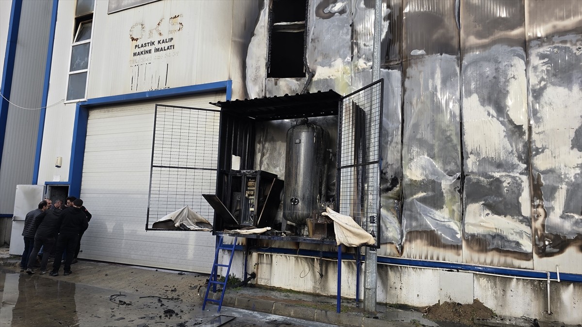 Tekirdağ'ın Çerkezköy ilçesinde kalıp işleme atölyesinde çıkan yangın, itfaiye ekipleri tarafından...