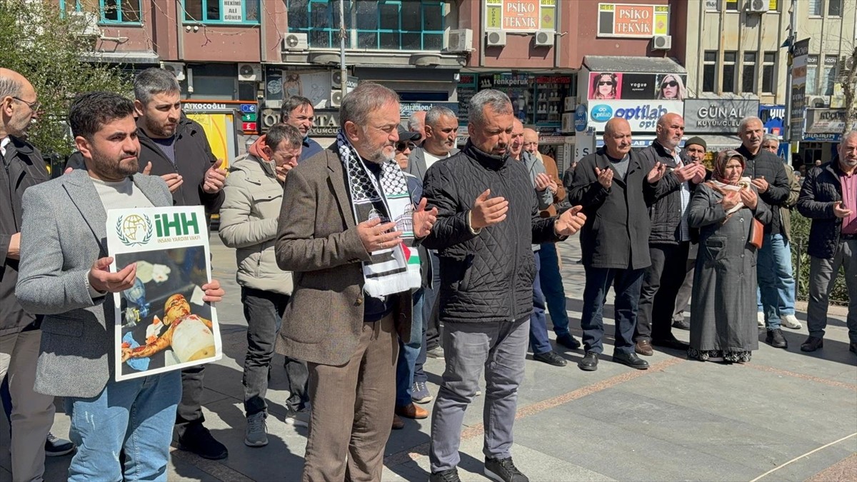 Tekirdağ'ın Çorlu ilçesinde İsrail'in Gazze'ye yönelik saldırıları protesto edildi. Cumhuriyet...