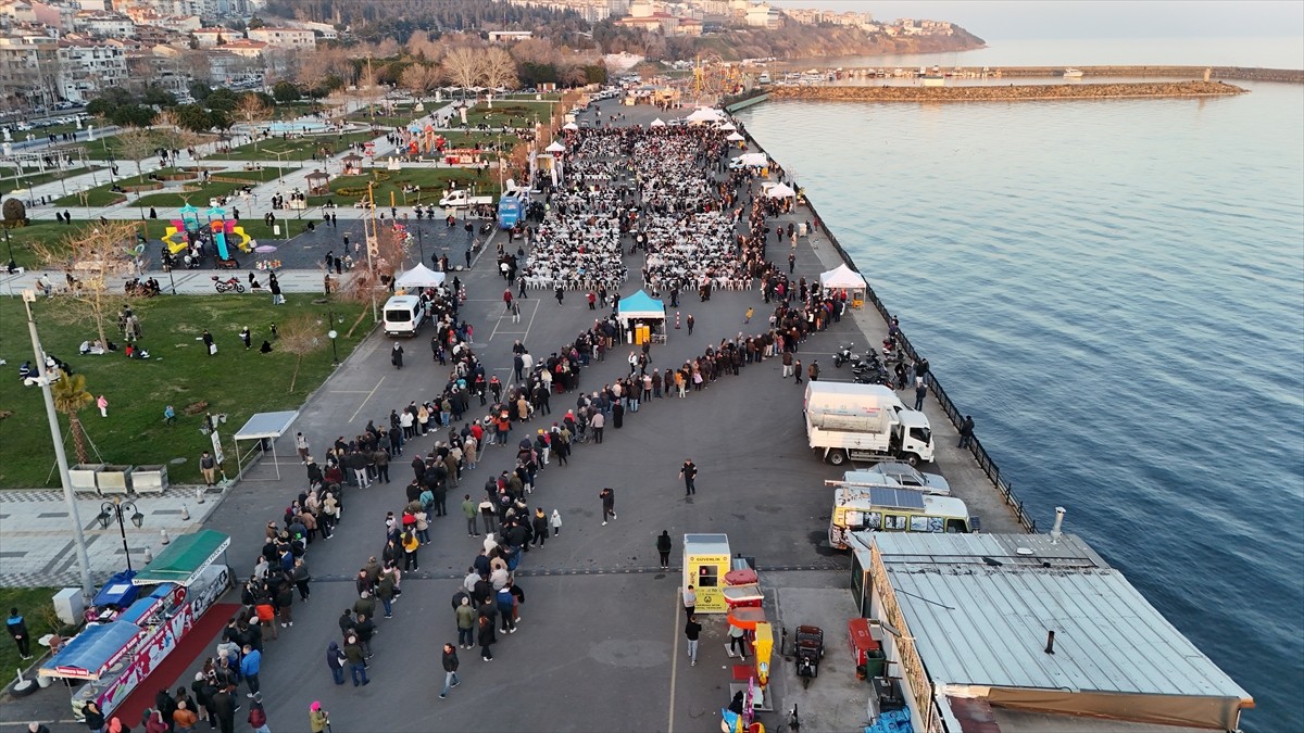 Tekirdağ Büyükşehir Belediyesi tarafından sahil dolgu alanında "Büyük Ailem" iftar programı...