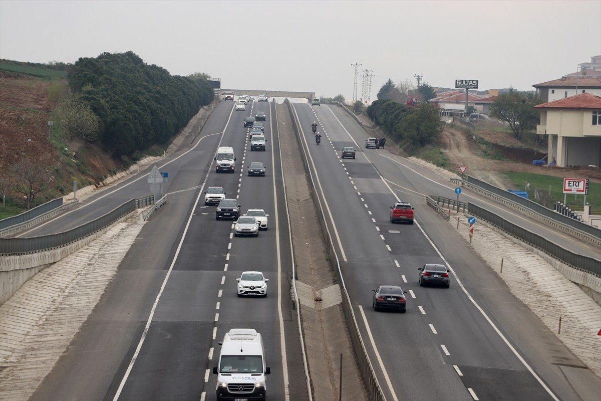Tekirdağ-İstanbul kara yolunda 9 günlük Ramazan Bayramı tatili dolayısıyla yoğunluk...