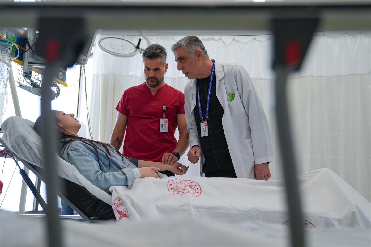 Tıp fakültesi eğitimine 32 yıl ara verdikten sonra döndüğü İzmir Demokrasi Üniversitesinden...