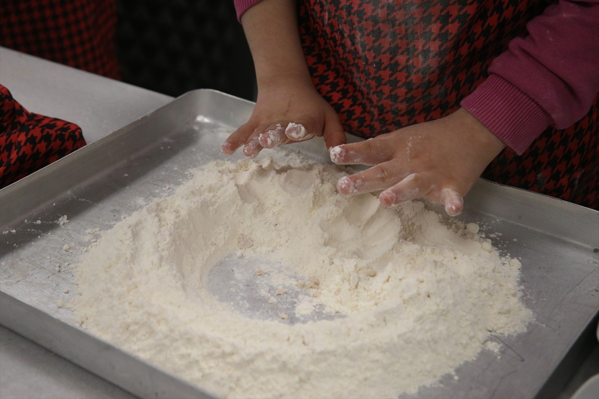 Tokat'ta down sendromlu çocuklar, Tokat Gaziosmanpaşa Üniversitesinde (TOGÜ) ramazan pidesi...