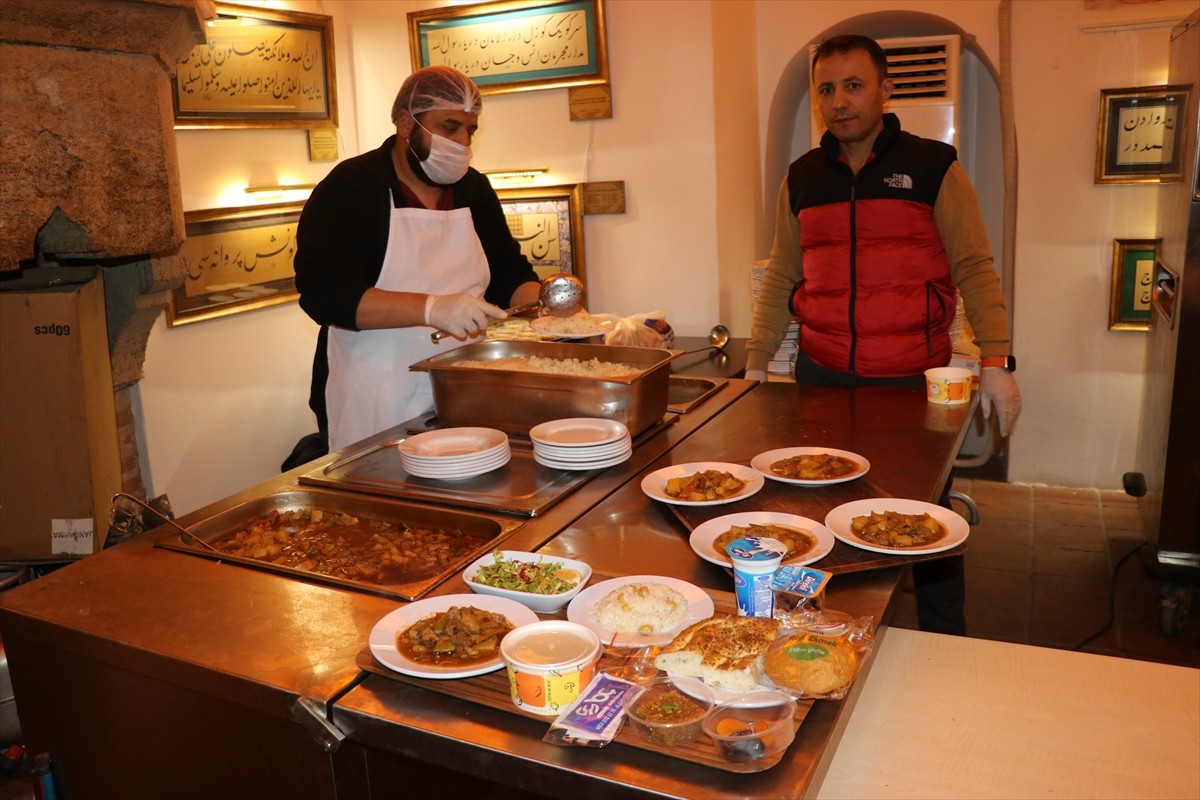 Tokat Vakıflar Bölge Müdürlüğünce, "Sofralarımıza Bereket, Gönüllerimize Merhamet" temasıyla...
