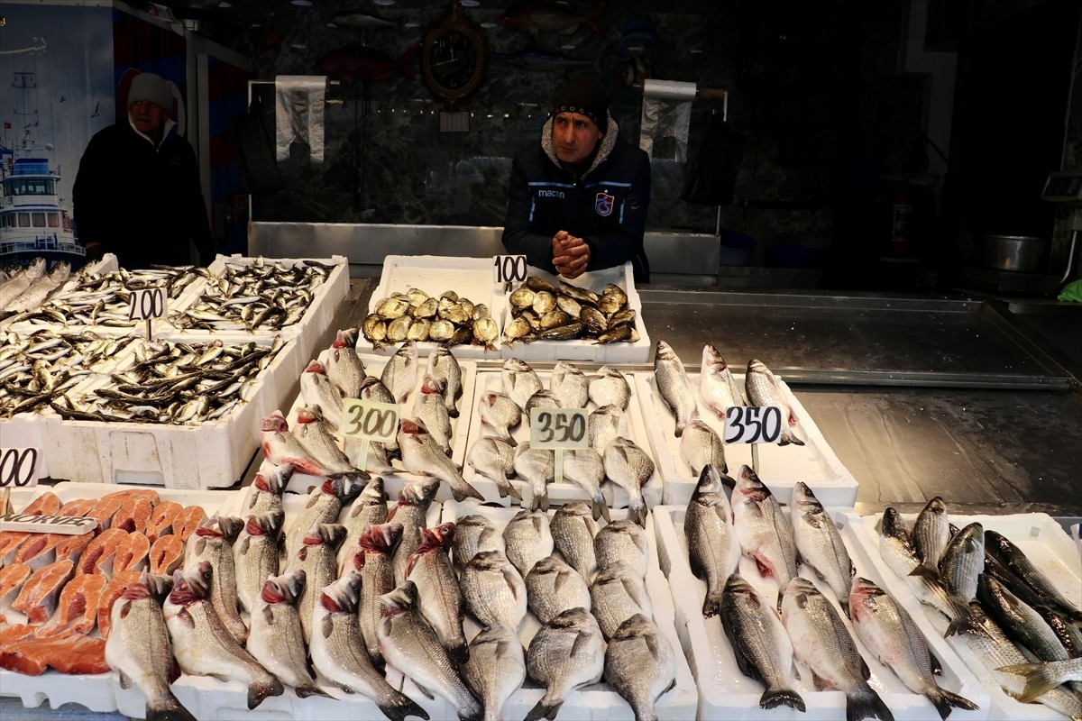 Trabzon'un Ortahisar ilçesindeki Moloz mevkisinde yer alan balıkçı tezgahlarında, istavrit...