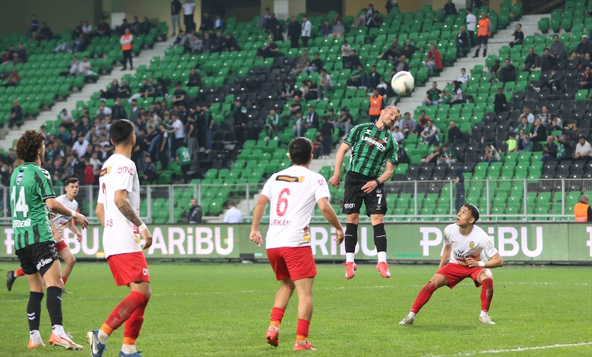 Trendyol 1. Lig'in 30. haftasında Sakaryaspor ile Fitmens Gömlek Yeni Malatyaspor, Yeni Sakarya...