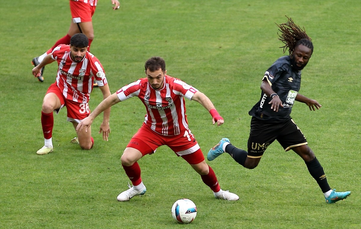 Trendyol 1. Lig'in 31. Haftasında Geosis Boluspor ile Teksüt Bandırmaspor, Çorum Şehir Stadı'nda...