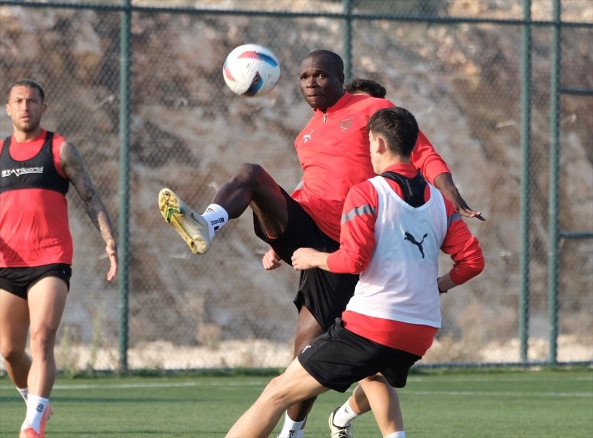 Trendyol Süper Lig'in 27. haftasında konuk olduğu Trabzonspor'u 2-1 yenerek 406 gün sonra dış...