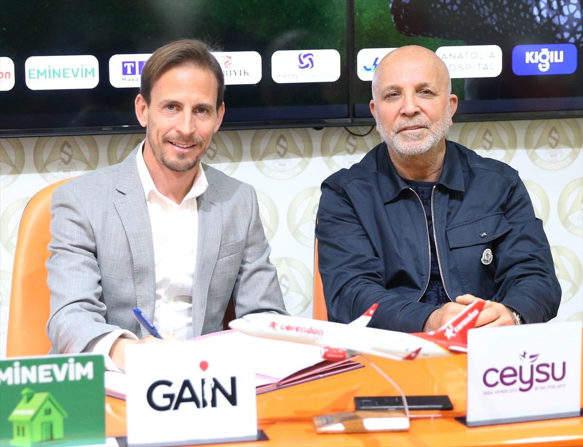 Trendyol Süper Lig ekiplerinden Corendon Alanyaspor, Sami Uğurlu'dan boşalan teknik direktörlük...