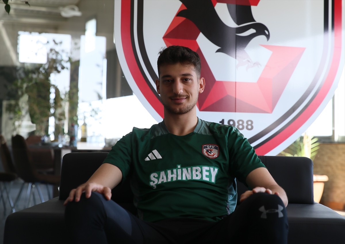 Trendyol Süper Lig ekiplerinden Gaziantep FK'nin 24 yaşındaki kalecisi Mustafa Burak Bozan...