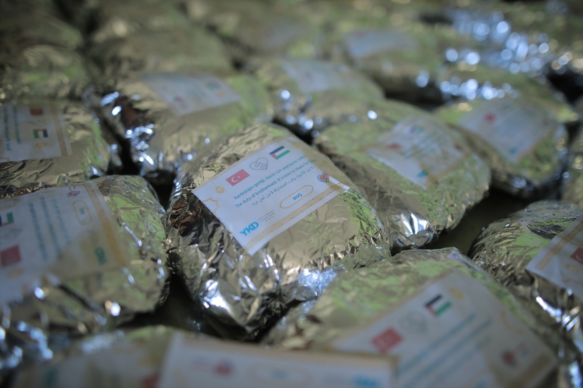 Türk doktor ve sağlık çalışanlarının kurduğu İyilik Sağlık Derneği, Gazze'deki mülteci kamplarında...