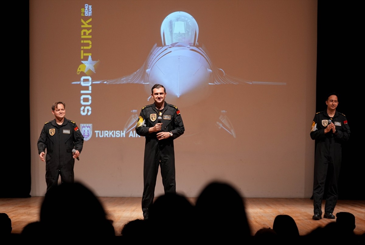 Türk Hava Kuvvetlerinin (TSK) gösteri timi SOLOTÜRK'ün pilotları, İzmir'de üniversite...