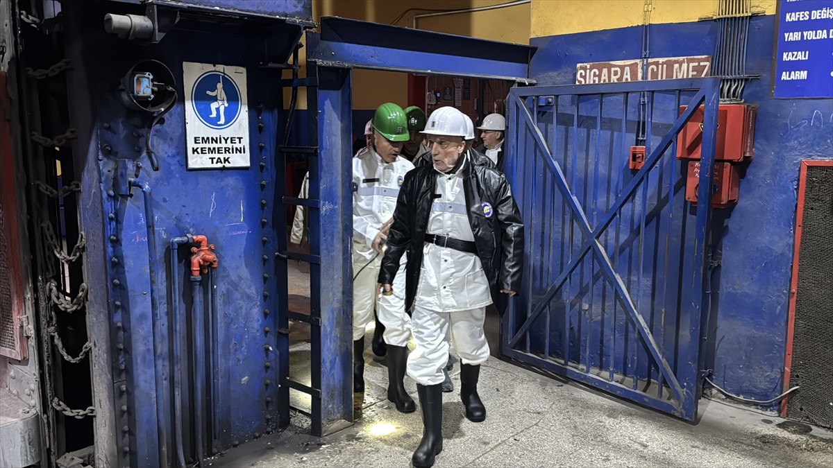 TÜRK-İŞ Genel Başkanı Ergün Atalay, Zonguldak'ta maden işçileriyle yerin 600 metre altındaki kömür...