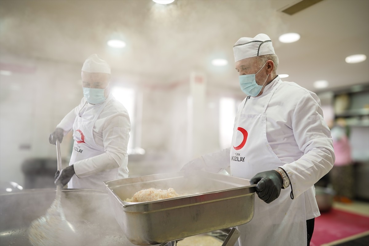 Türk Kızılay, 61 yıllık Baas rejiminin devrildiği Suriye'de daha önce ulaşılamayan yerlerdeki...