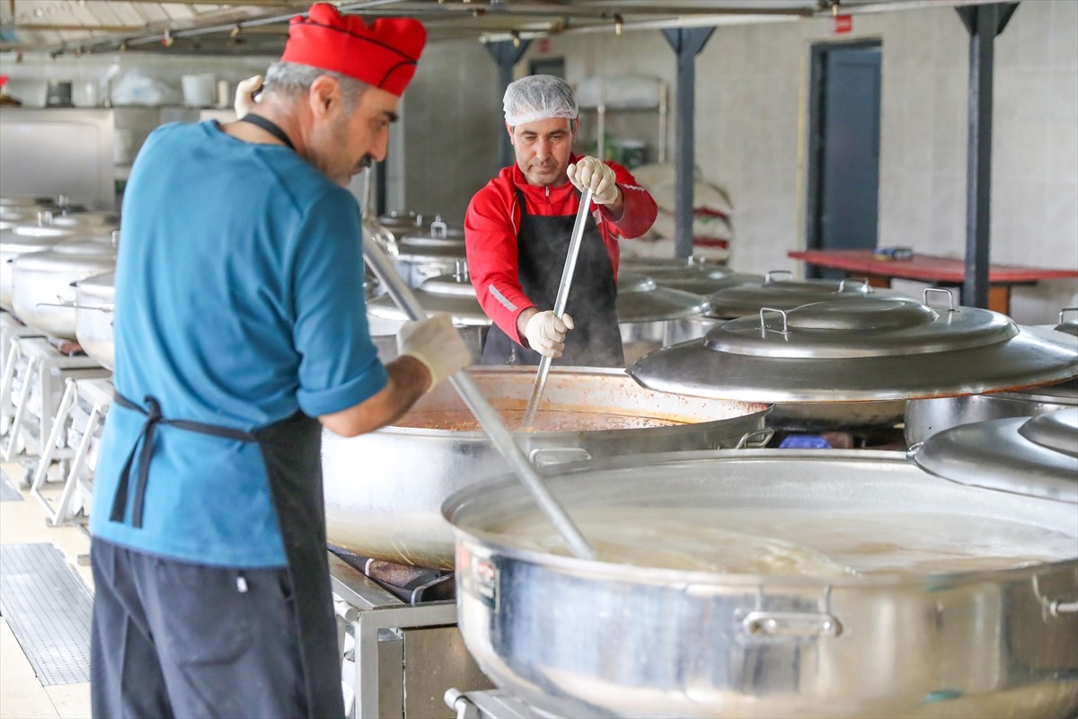 Türk Kızılay Diyarbakır Şubesi, ramazan ayının ilk gününden itibaren ihtiyaç sahipleri için her...