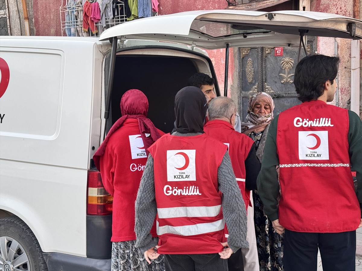 Türk Kızılay Siirt Şubesi, ramazan boyunca her gün 300 kişinin evine üç çeşit iftar yemeği...