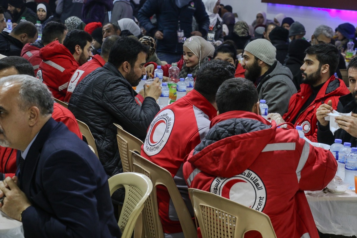 Türk Kızılay, Suriye'nin başkenti Şam'da toplu iftar programı düzenledi. Çoğu kadın ve çocuklardan...
