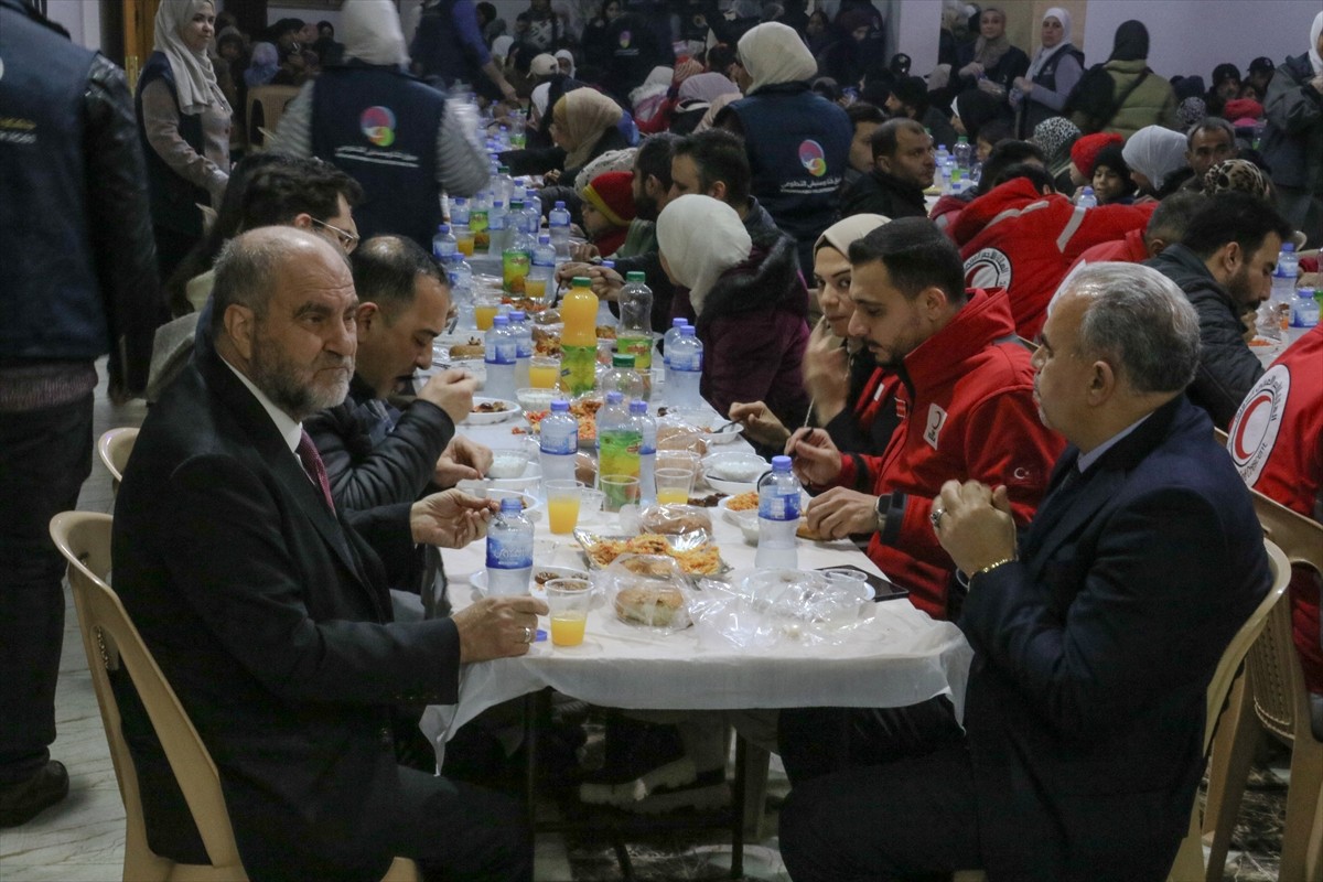 Türk Kızılay, Suriye'nin başkenti Şam'da toplu iftar programı düzenledi. Çoğu kadın ve çocuklardan...