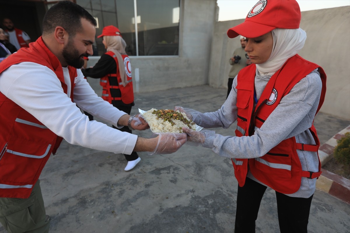 Türk Kızılay, Suriye’nin başkenti Şam’da 1000 yetim çocuk için iftar programı...
