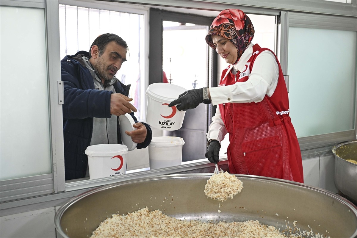 Türk Kızılayınca, "Bu Ramazan da Kalbimiz Bir, Soframız Bir" sloganıyla başlatılan kampanya...