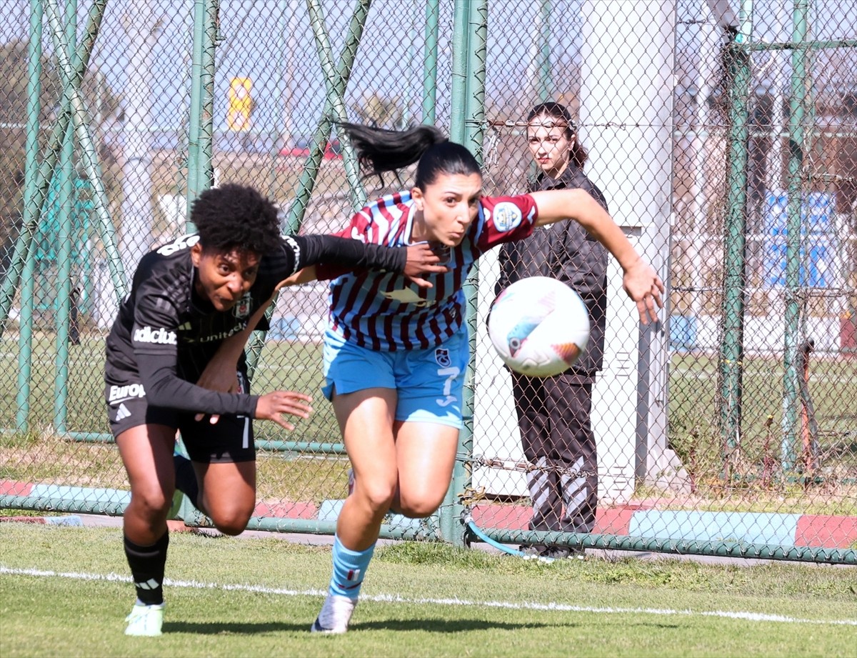 Turkcell Kadın Futbol Süper Ligi'nin 19. haftasında Trabzonspor ile Beşiktaş United Payment, Kadir...