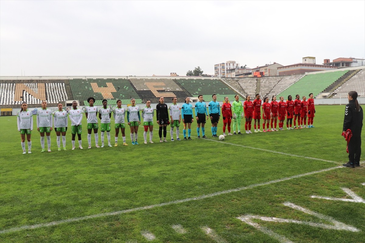 Turkcell Kadın Futbol Süper Ligi'nin 21. haftasında Ünye Kadın Spor Kulübü, Beylerbeyi Spor Kulübü...