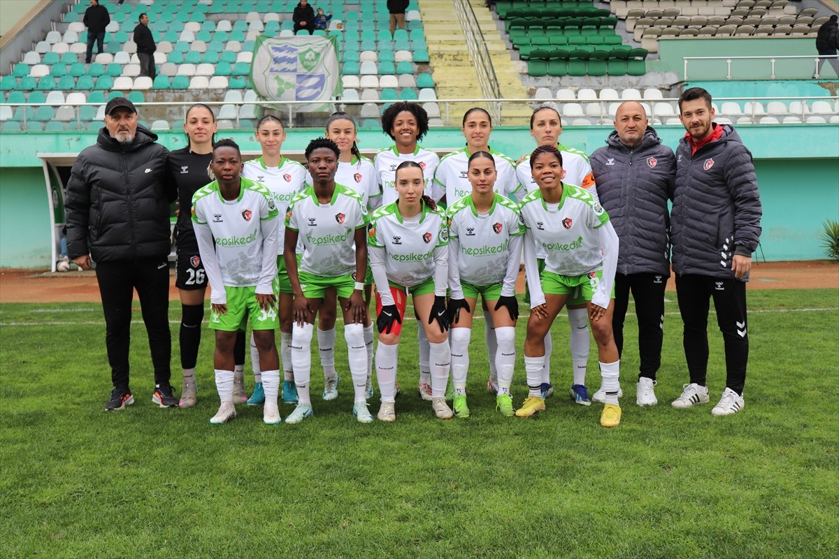 Turkcell Kadın Futbol Süper Ligi'nin 21. haftasında Ünye Kadın Spor Kulübü, Beylerbeyi Spor Kulübü...