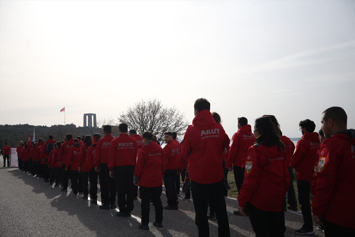 Türkiye'nin dört bir yanından Gelibolu Yarımadası'na gelen AKUT Arama Kurtarma Derneği ekipleri...