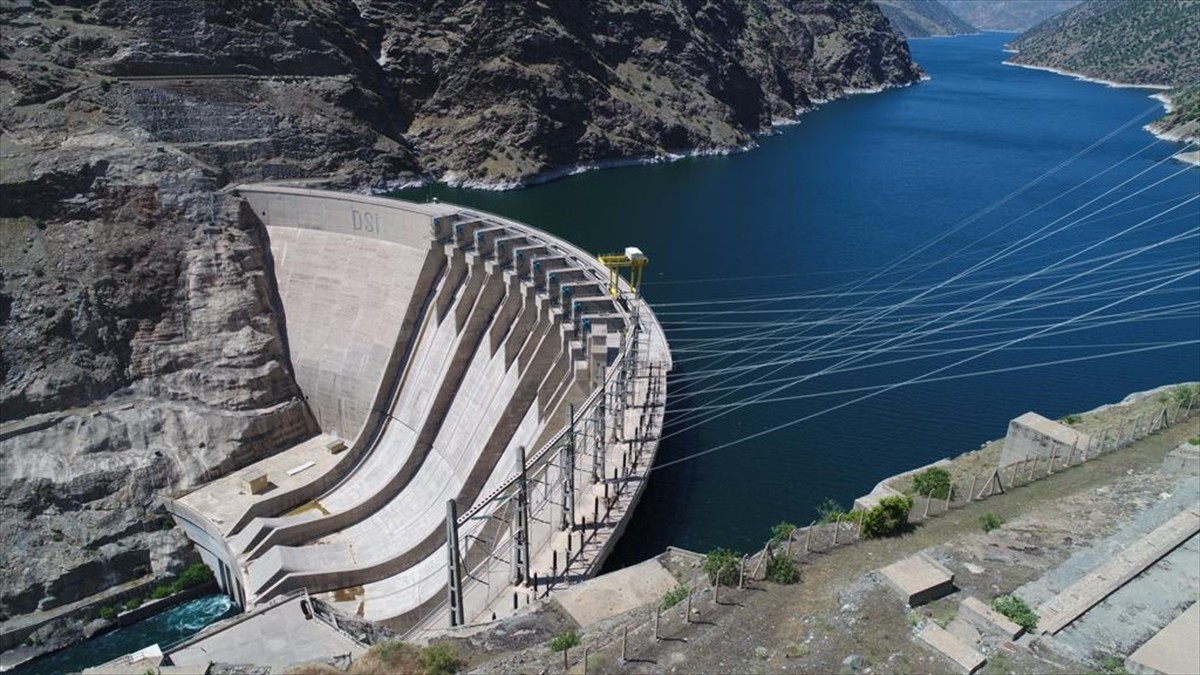 Türkiye'nin en büyük ikinci hidroelektrik santrali (HES) olan Karakaya Barajı'nın birinci...