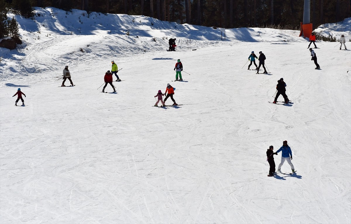 Türkiye'nin en önemli kış turizm merkezlerinden Sarıkamış Kayak Merkezi'nde, baharda kayak keyfi...