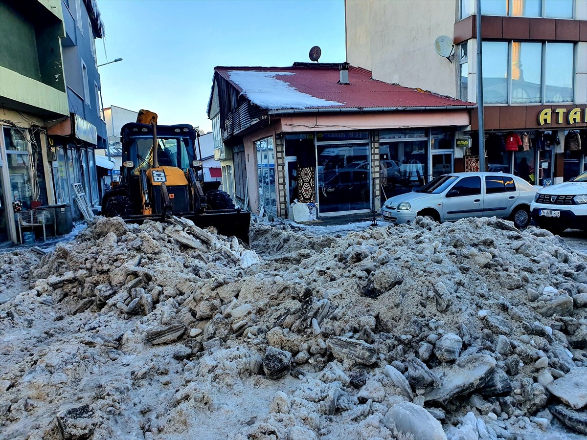 Türkiye'nin en soğuk yerleşim yerlerinden Ardahan'ın Göle ilçesinde, belediye ekipleri cadde ve...
