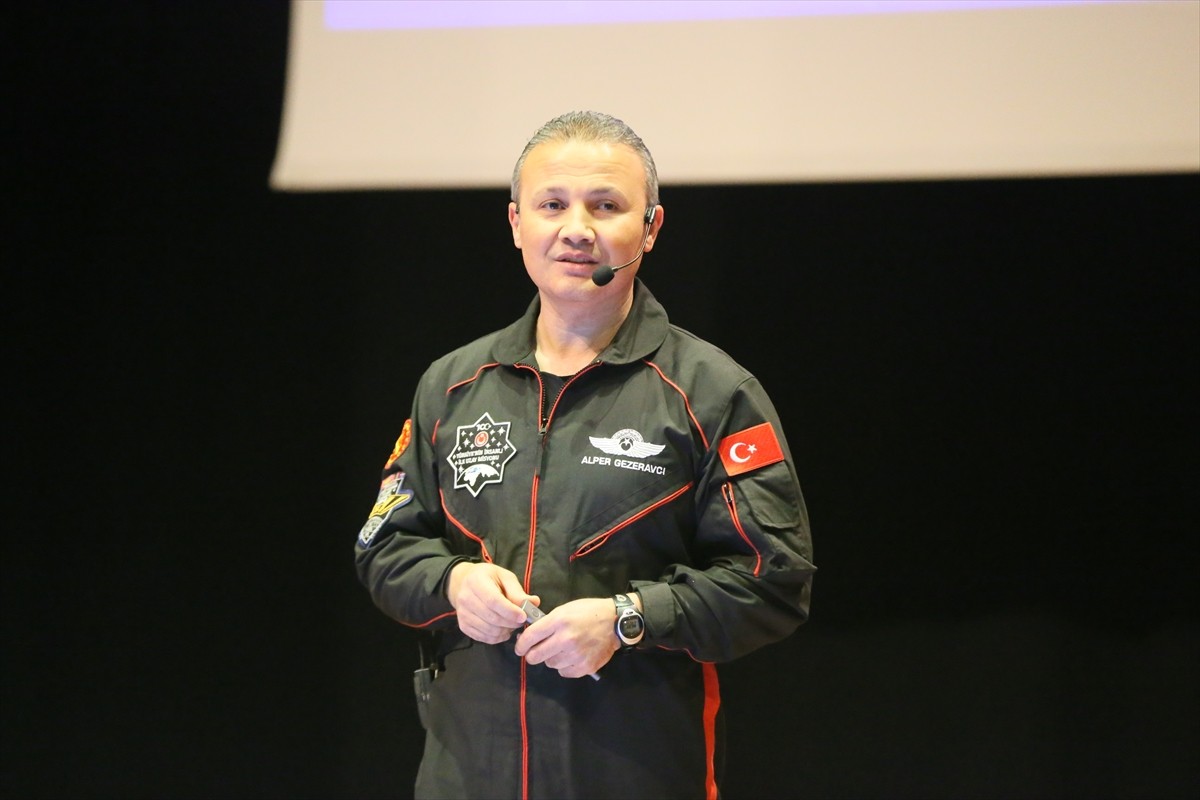 Türkiye'nin ilk astronotu Alper Gezeravcı, Gaziantep'te Hasan Kalyoncu Üniversitesi öğrencileriyle...