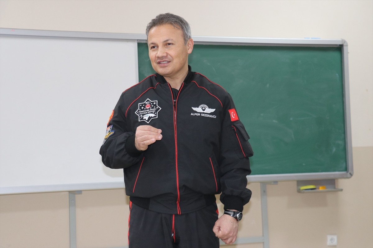 Türkiye'nin ilk astronotu Alper Gezeravcı, "Öğrenci Buluşmaları" kapsamında Rize'de bir dizi...