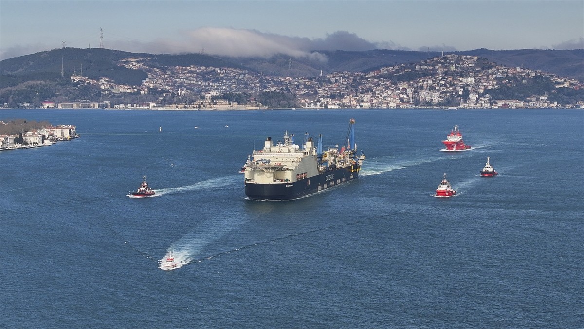 Türkiye'nin Karadeniz'de keşfettiği doğal gaz için boru döşeme görevindeki "Castorone" gemisi...