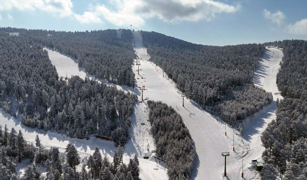 Türkiye'nin önemli kış turizm merkezlerinden Kars'ın Sarıkamış ilçesindeki Sarıkamış Kayak...