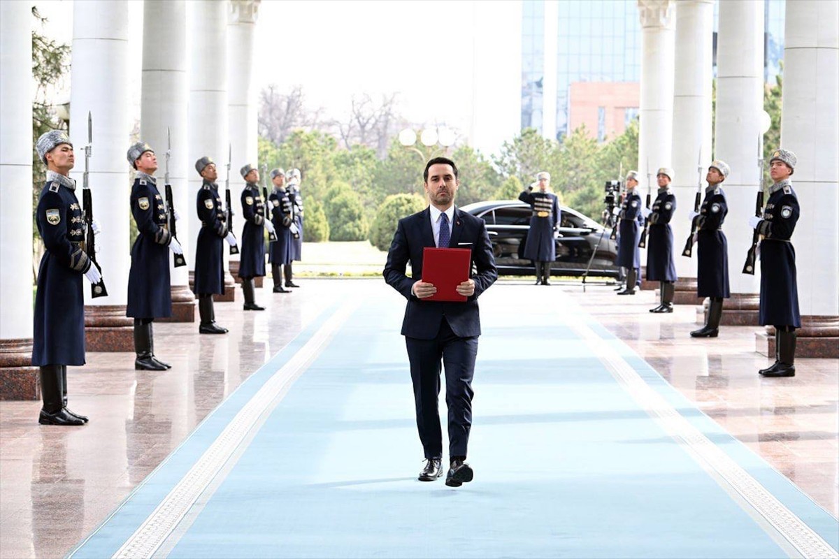 Türkiye'nin yeni atanan Taşkent Büyükelçisi Ufuk Ulutaş (fotoğrafta), Özbekistan Cumhurbaşkanı...
