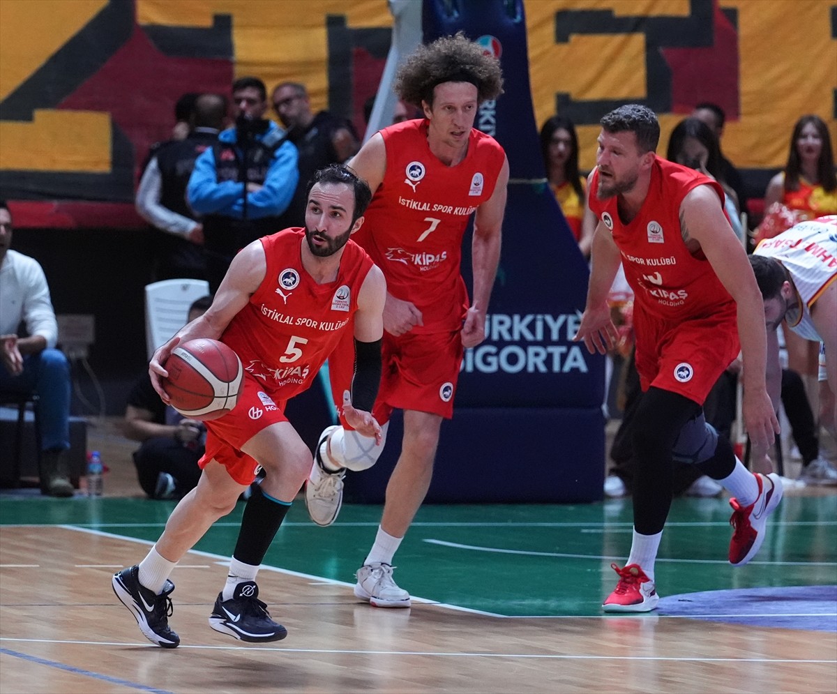 Türkiye Basketbol İkinci Ligi Final Grubu'ndaki Kahramanmaraş İstiklal, 1. Lig vizesi almak için...