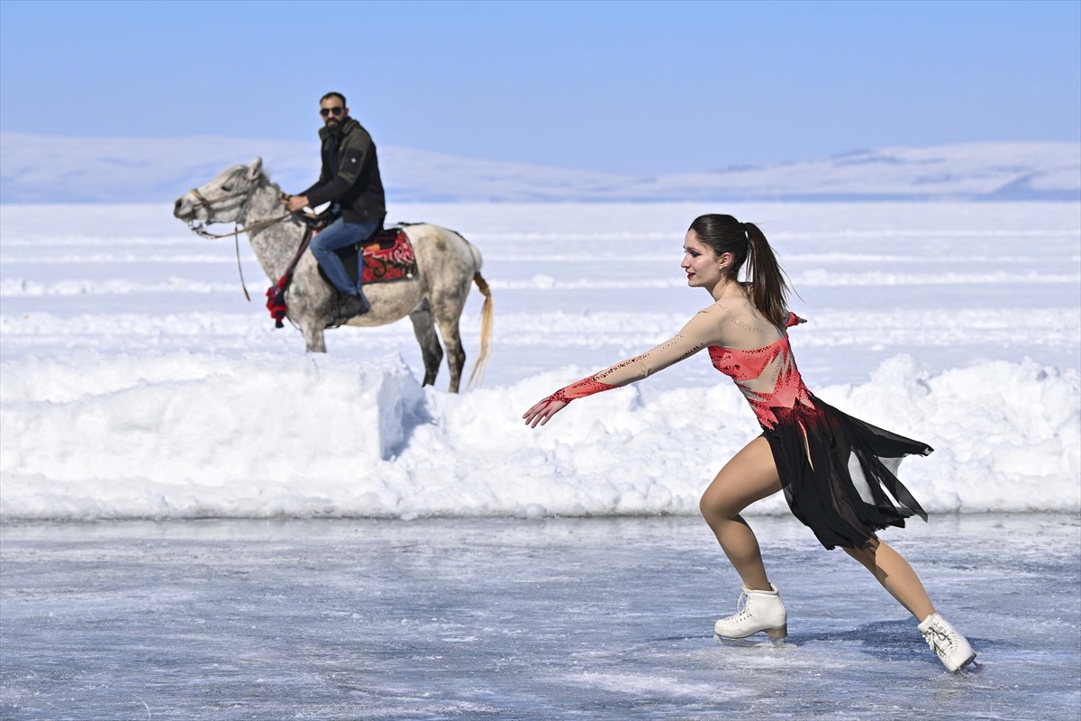 Türkiye Buz Pateni Federasyonu Senkronize Buz Pateni Kadın Milli Takımı'nın, 8 Mart Dünya Kadınlar...