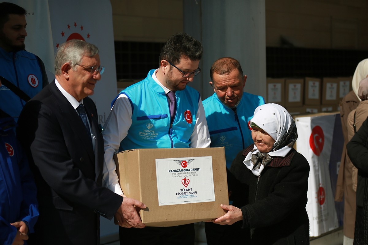 Türkiye Diyanet İşleri Başkanlığı ve Türkiye Diyanet Vakfı, Türkiye'den gönderilen yardımları...