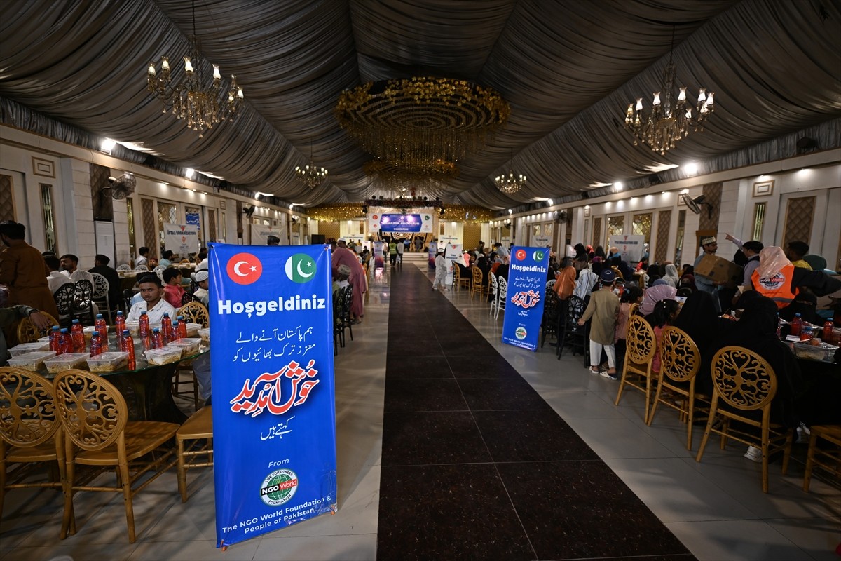 Türkiye Diyanet Vakfı (TDV), Pakistan'ın Karaçi şehrinde iftar verdi.