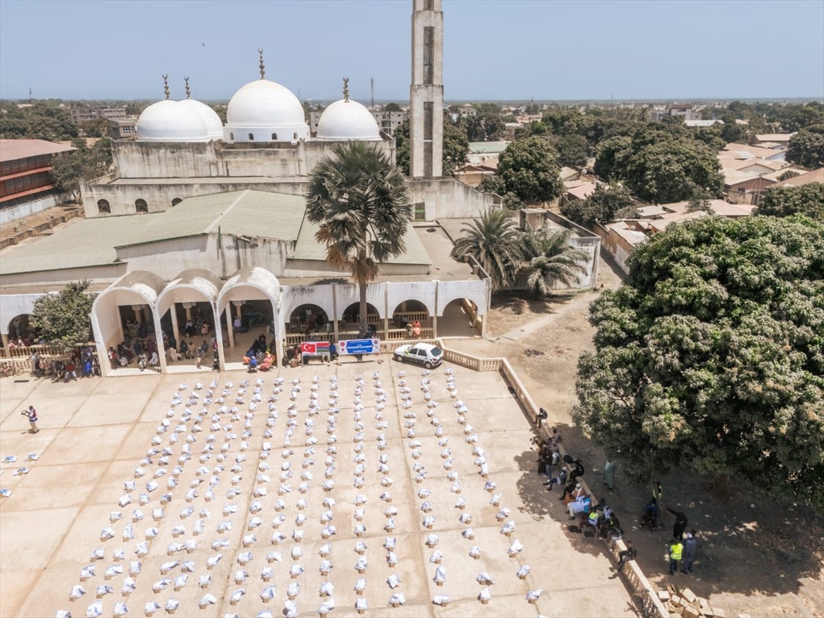 Türkiye Diyanet Vakfı (TDV), ramazan ayı dolayısıyla Batı Afrika ülkelerinden Gambiya ve Gana'da...