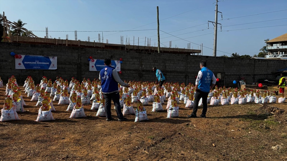 Türkiye Diyanet Vakfı (TDV), ramazan dolayısıyla Batı Afrika ülkelerinden Liberya'da 1500 ihtiyaç...