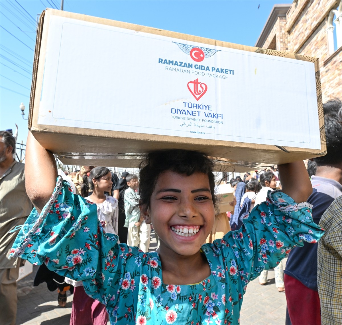 Türkiye Diyanet Vakfı (TDV), ramazan dolayısıyla Pakistan'ın Karaçi kentinde 500 gıda kolisi...