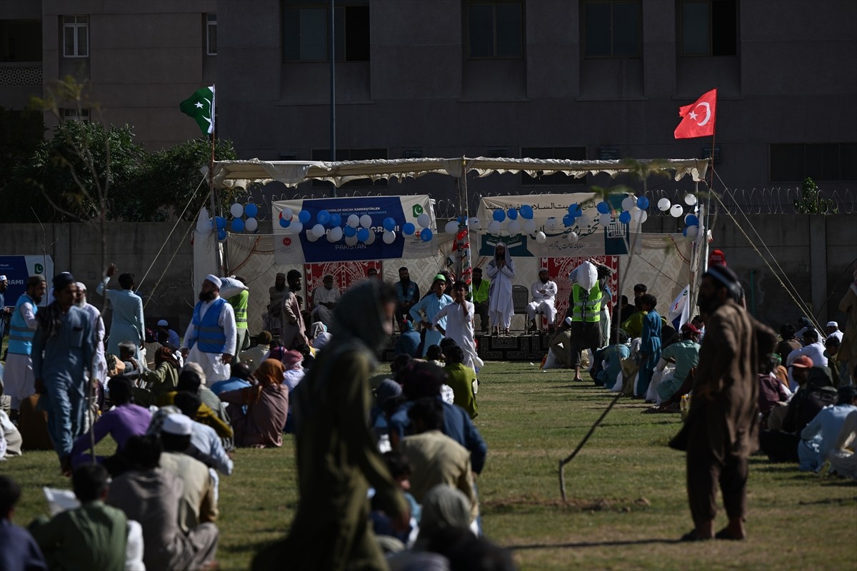 Türkiye Diyanet Vakfı (TDV) ramazan dolayısıyla Pakistan'ın Karaçi kentinde 500 gıda kolisi...