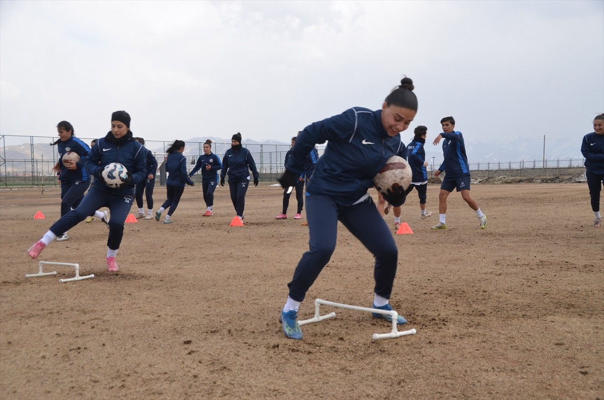 Türkiye Futbol Federasyonu (TFF) Kadınlar 1. Ligi'nde grup aşamasını namağlup tamamlayan...