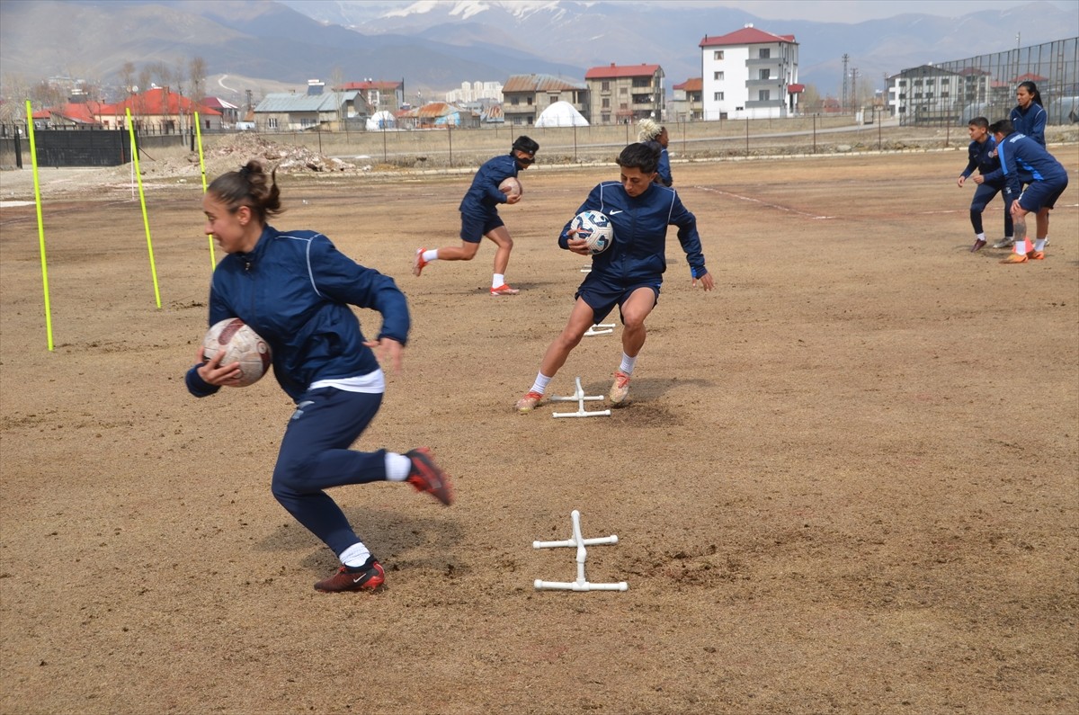 Türkiye Futbol Federasyonu (TFF) Kadınlar 1. Ligi'nde grup aşamasını namağlup tamamlayan...