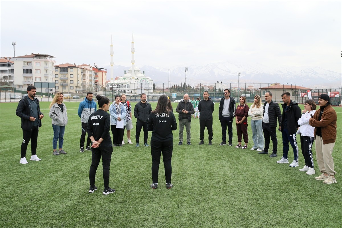 Türkiye Futbol Federasyonu (TFF) tarafından, Türkiye genelinde kız çocuklarına futbolu sevdirmek...