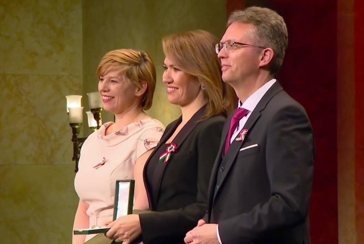 Türkiye’nin Budapeşte Büyükelçisi Gülşen Karanis Ekşioğlu (ortada) , Macaristan Devleti tarafından...